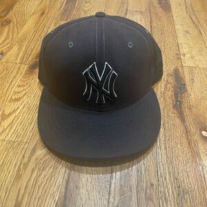 Black NY Yankee 7 1/4 fitted Logo Cap